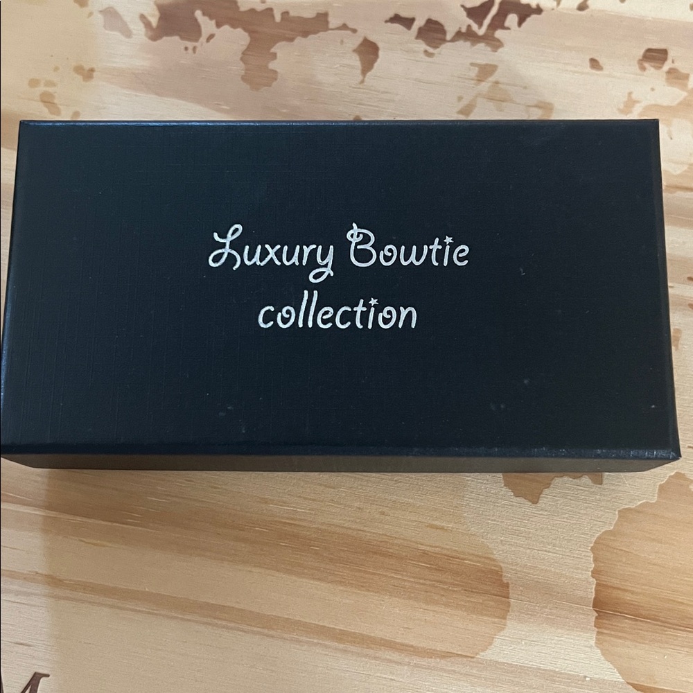 Feather Bow tie Spring Collection - Picture 4 of 4